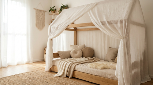 Ciel de lit cabane enfant en voile mousseline blanc installé sur un lit cabane dans une chambre douce