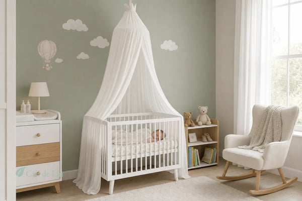Chambre bébé lumineuse avec ciel de lit gaze coton blanc suspendu au-dessus d'un lit bébé bois clair