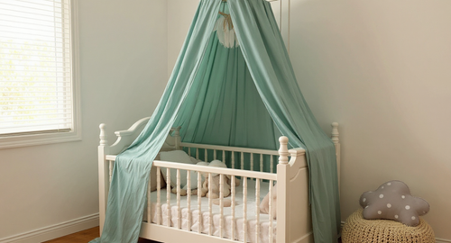 Ciel de lit bébé vert sauge en gaze de coton, cadeau de naissance neutre installé au-dessus d'un berceau