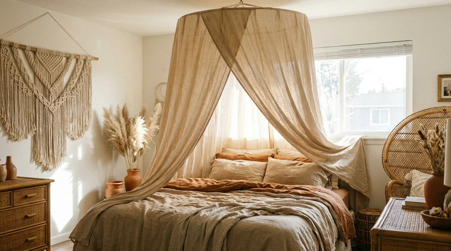 Chambre bohème adulte avec ciel de lit en coton naturel beige et décor matières naturelles