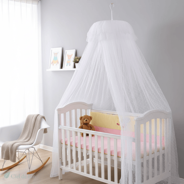 Moustiquaire dôme bébé blanc posée sur un berceau, protection anti-insectes