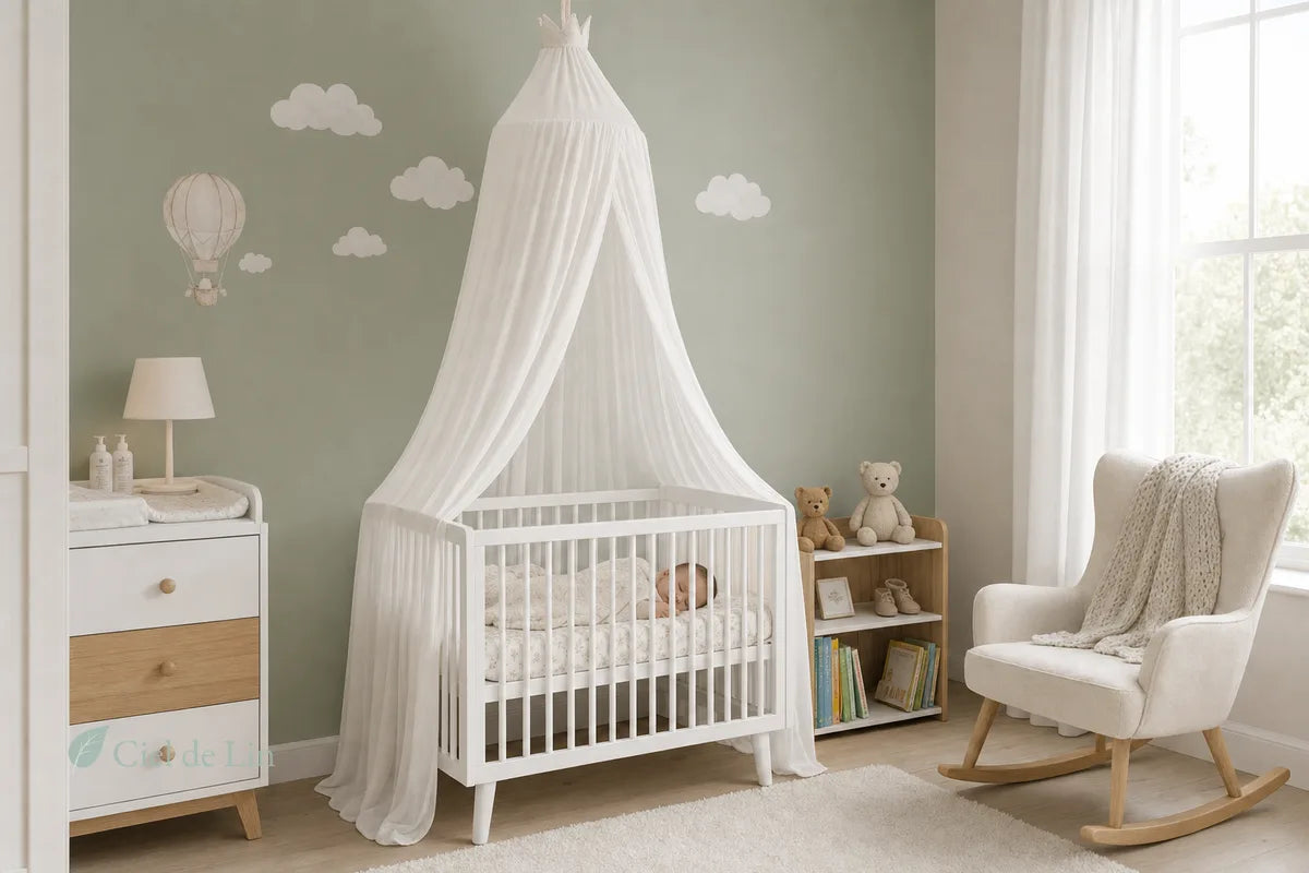 Chambre bébé lumineuse avec ciel de lit gaze coton blanc suspendu au-dessus d'un lit bébé bois clair