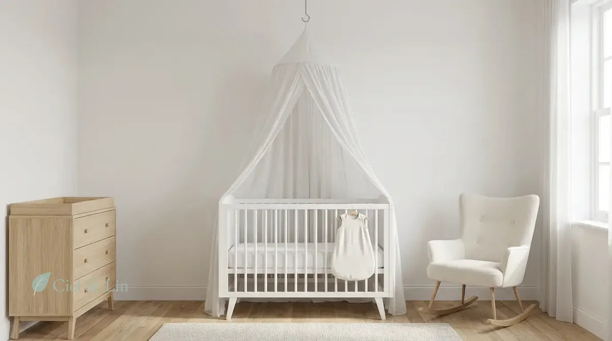 Chambre bébé sécurisée avec ciel de lit gaze coton blanc fixé solidement via crochet plafond chromé