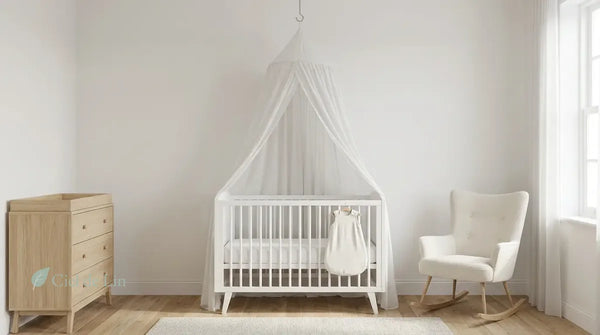 Chambre bébé sécurisée avec ciel de lit gaze coton blanc fixé solidement via crochet plafond chromé