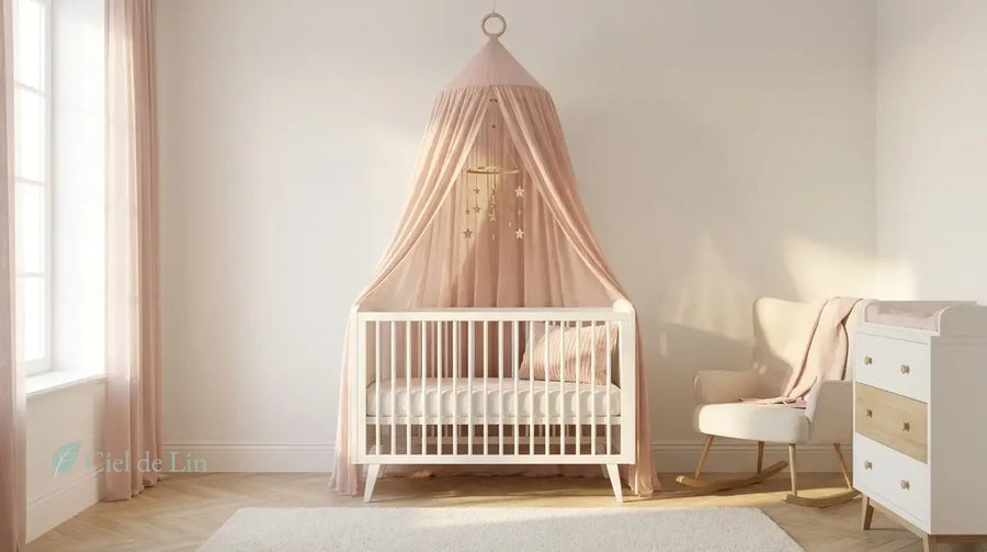 Chambre bébé fille douce en rose poudré avec ciel de lit gaze coton suspendu à anneau bois naturel