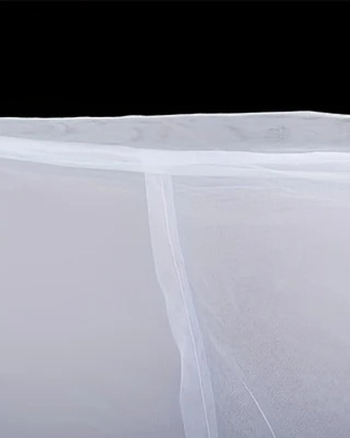 Ciel de lit moustiquaire 4 portes blanc - détail de la maille respirante